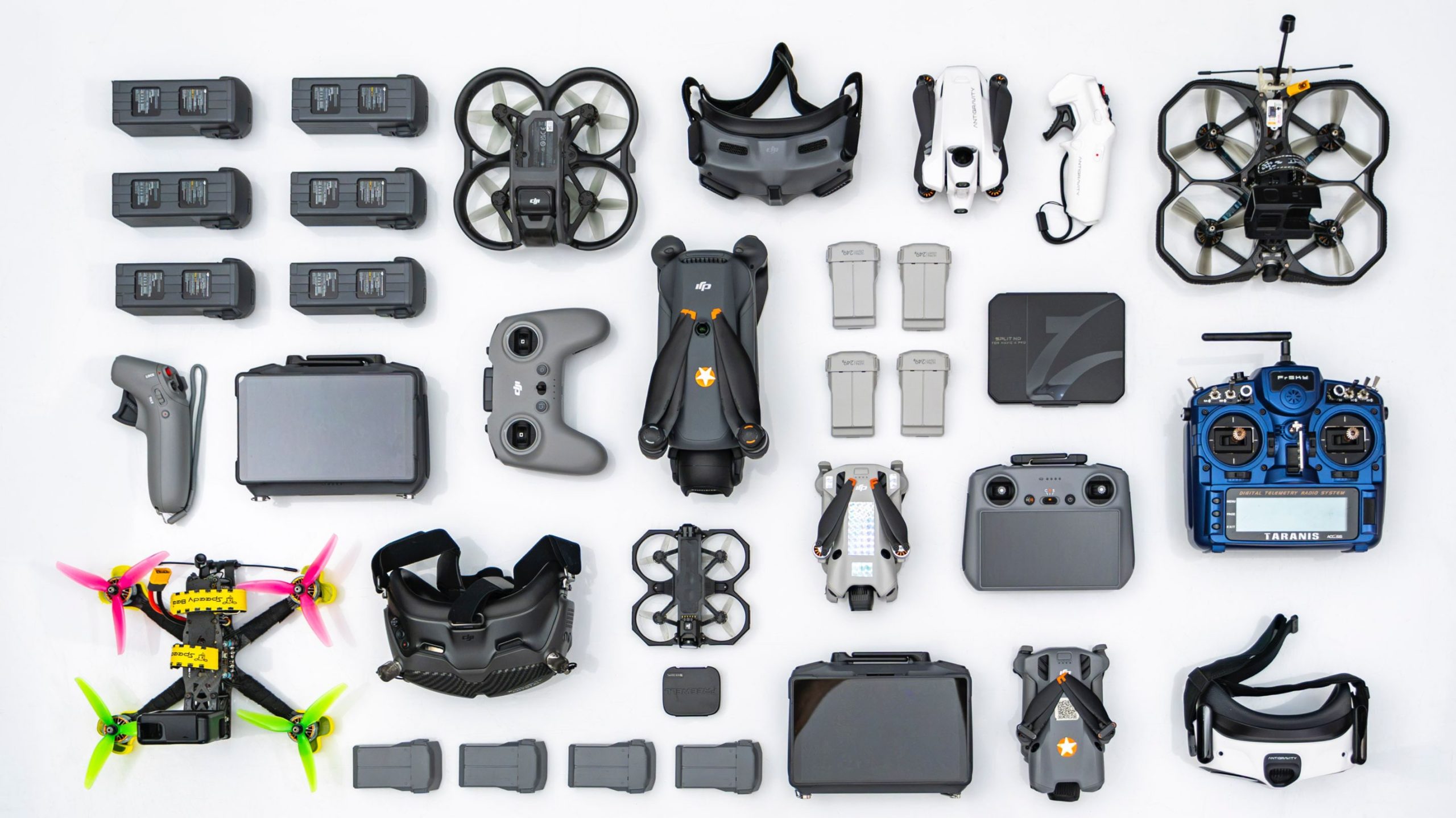 Droni FPV, radiocomandi, visori e batterie per riprese aeree professionali e produzione video aziendale